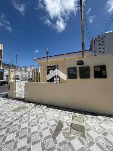Casa com 2/4, 1 suíte, quintal, área de serviço - Siqueira Campos