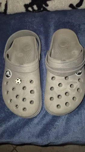 Crocs cinza, confortável para seu dia dia