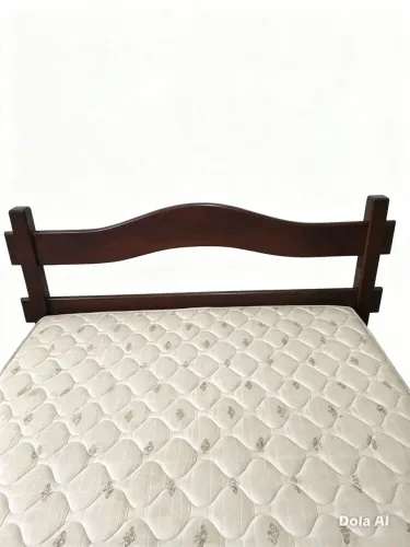 Cama em madeira sem colchão