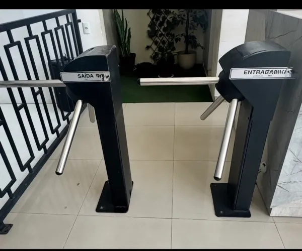 Duas catracas, entrada e saida