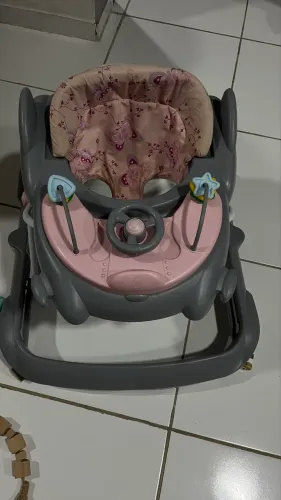 Carrinho de bebê e cadeirinha de balanço