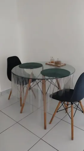 Mesa de jantar redonda, tampo de vidro + duas cadeiras 