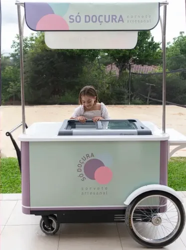 Carrinho sorvete com freezer