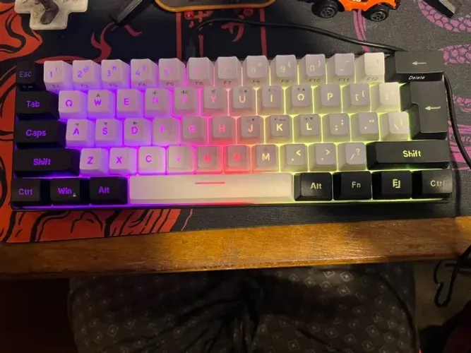 Teclado Gamer Compacto 60% RGB Dual-Tone (Preto e Branco) + Cabo USB-C Removível - Excelen