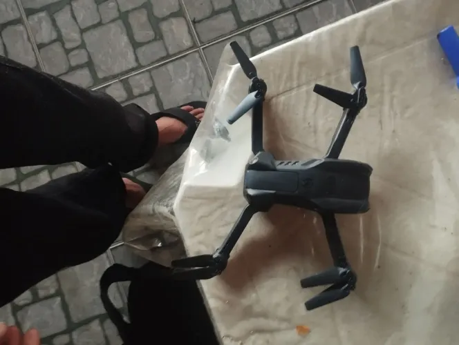 Vende-se mini drone remoto tem os dois carregadores pegando tudo não falta nada