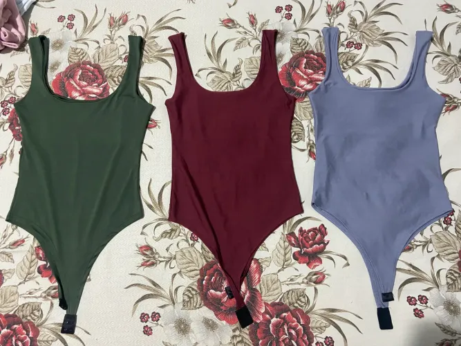 Kit com 3 Bodies Femininos Tam. M - Cinza, Verde e Vinho