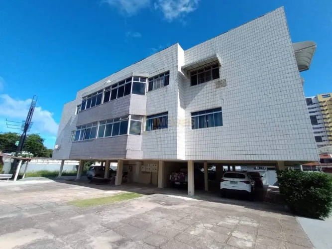 Apartamento com 105 m², reformado com piso porcelanato, lado sombra, ventilado, no bairro