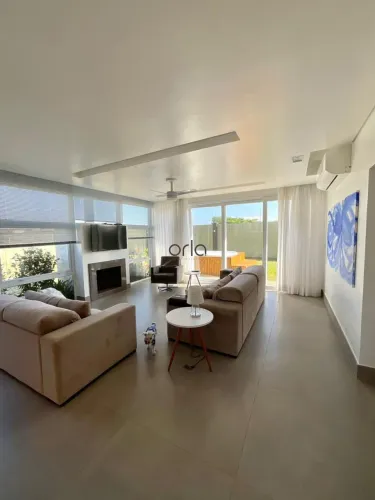 Casa com 04 dormitórios sendo 02 suítes e SPA à venda no Condomínio Riviera Xangri-Lá. RE