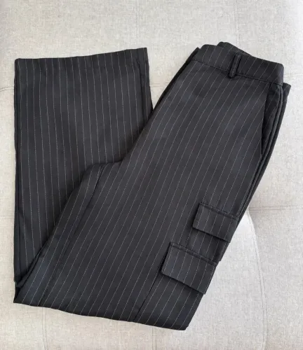 calça wide leg cargo da renner, n° 38, na cor preta com risca de giz. peça nunca usada