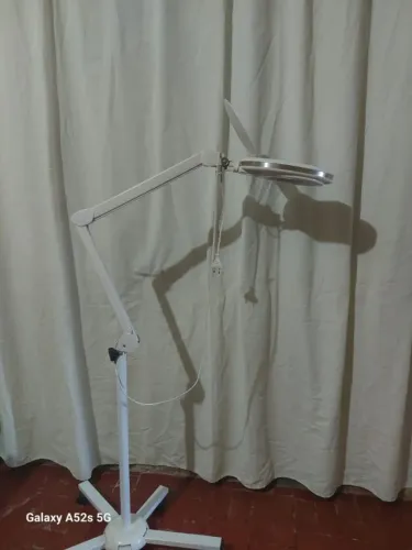 Luminária de Pé Articulável ESTEK com Lupa Luminária de chão com braço articulável