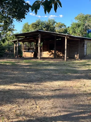 VENDO RANCHO ÁS MARGENS DO RIO TOCANTINS -PRÓXIMO AO POVOADO TREVO DA PRAIA.