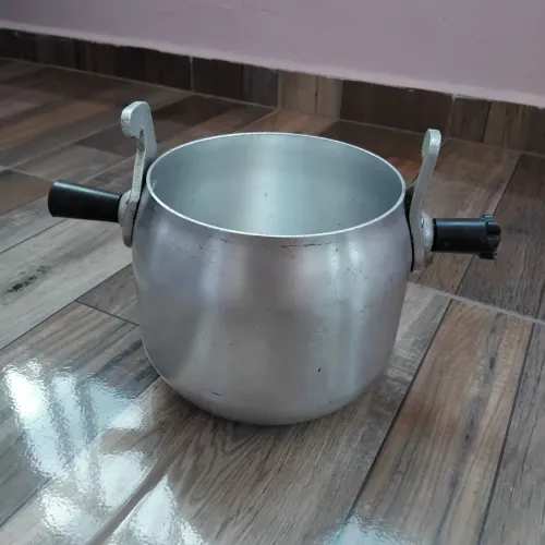 Panela antiga Lares 