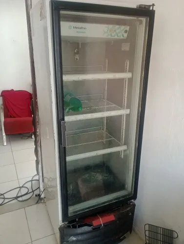Vende-se um cervejeiro metal frio.