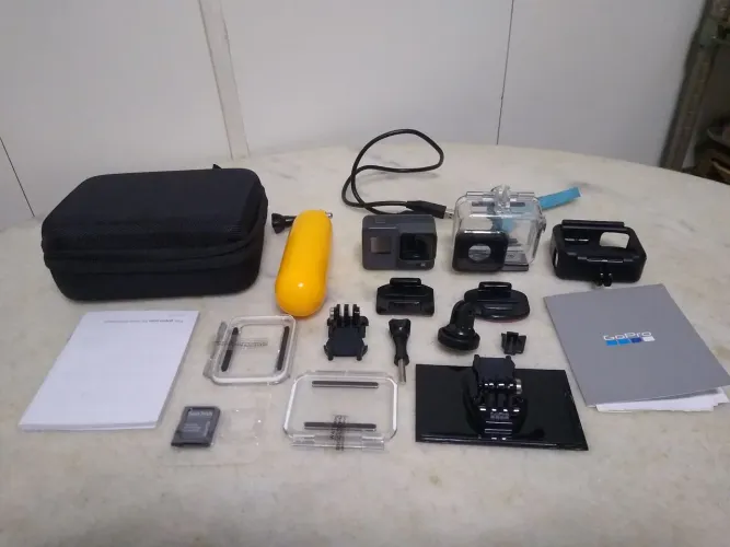 Câmera GoPro 6 Black seminova e acessórios 
