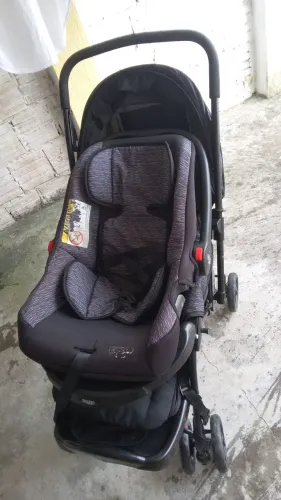 Carrinho de bebe com bebê conforto 