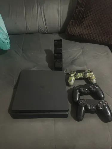 Ps4 slim 1TB 3 controles base 