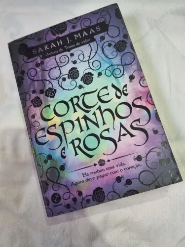 Livro A corte de espinhos e rosas capa antiga comum | ACOTAR