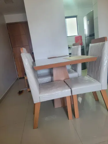 Mesa com 4 cadeiras!