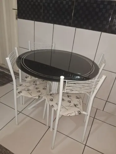 Vendo mesa de 4 cadeiras