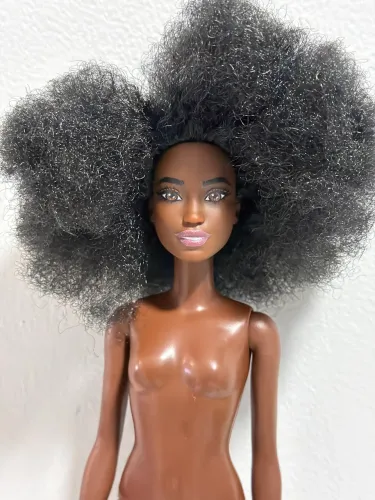 Barbie negra cadeirante no corpo petite.