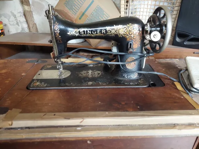 Máquina de Costura Singer 66 (raridade) com gabinete.