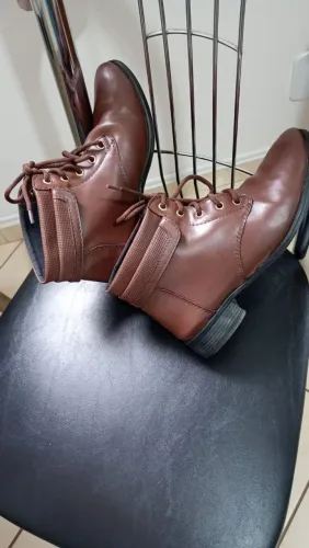 Bota Coturno Marrom Café - Estilosa e Conservada