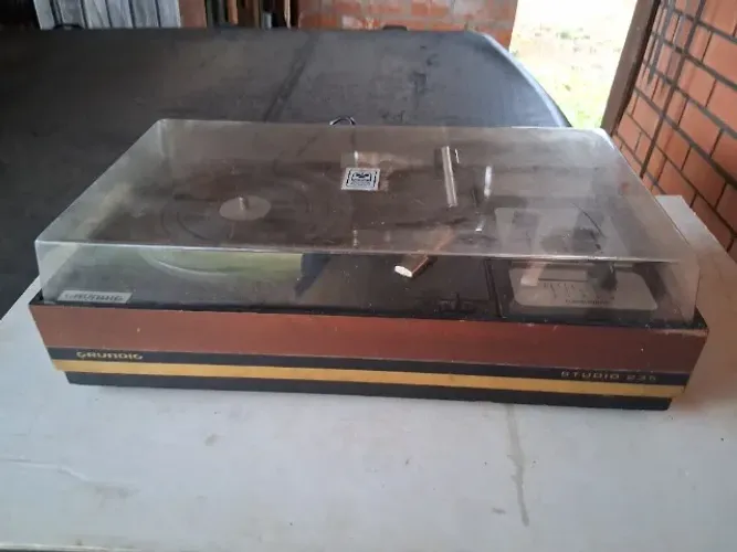 Antigo toca discos Grundig 235 (para restauro)