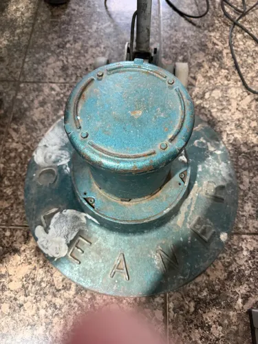 Vendo uma polidora de piso e uma enceradeira de piso.