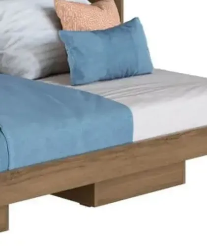 Colchão com cobertas de cama e travesseiro