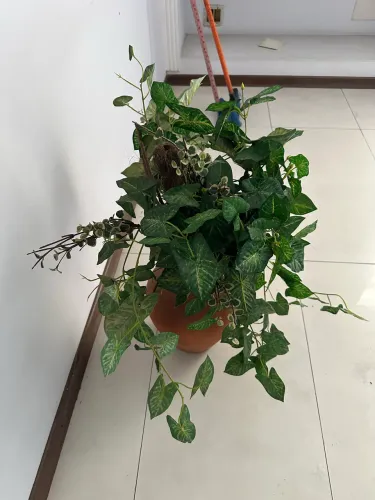 Vaso de cerâmica com enfeites conforme fotos