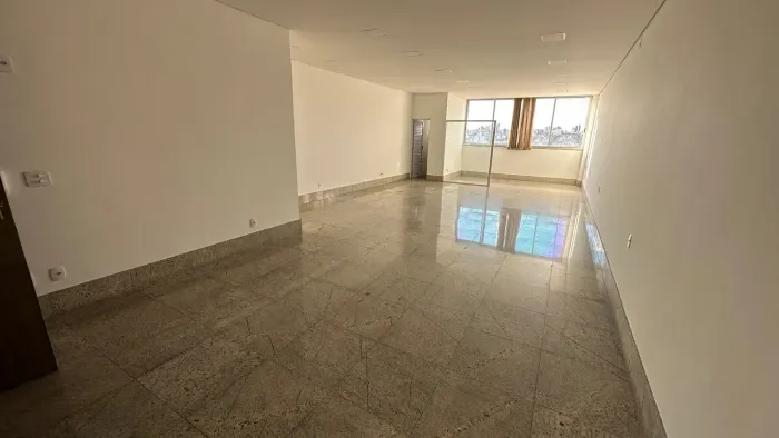 ALUGA-SE IMÓVEL COMERCIAL RUA PADRE EUSTÁQUIO |