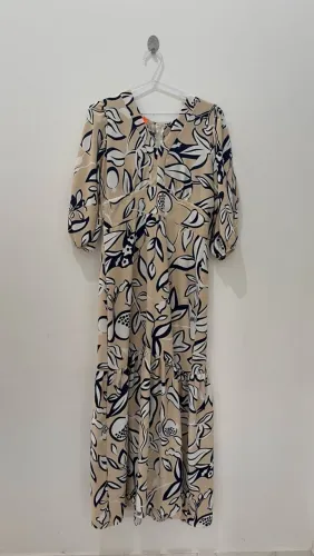 Vestido longo, estampado, com fenda na parte de baixo e abertura nas mangas.