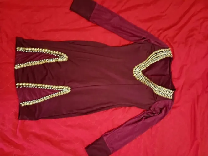 Vestido com pedrarias cor vinho manga transparente