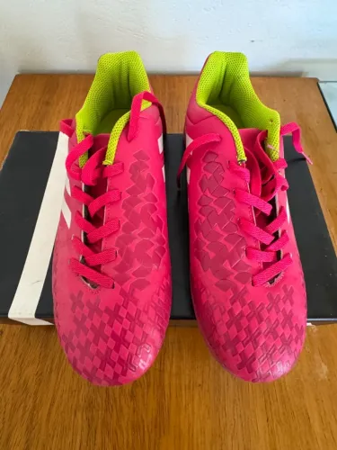 VENDO KIT FUTSAL FEMININO - CHUTEIRA, CANELEIRA E MEIÃO