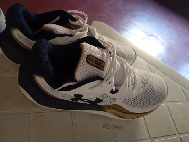 Vende-se tênis under Armour