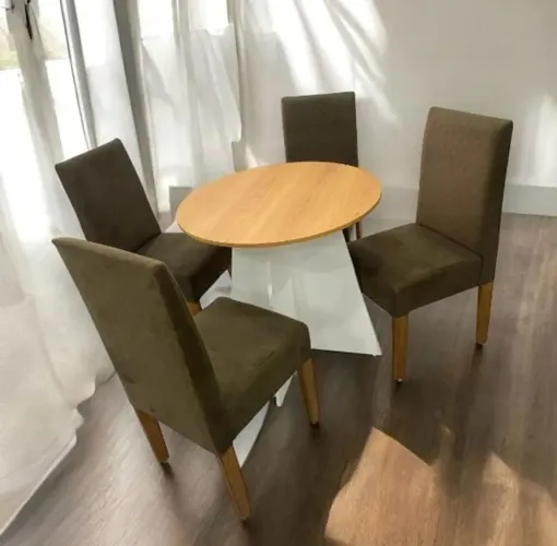 Líquida da mesa de jantar e 4 cadeiras peça ja