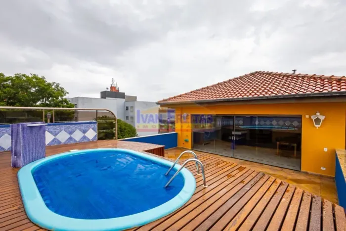 Alto Padrão com 6 Dormitórios e Piscina no Portão Ideal para Uso Residencial ou Comercial