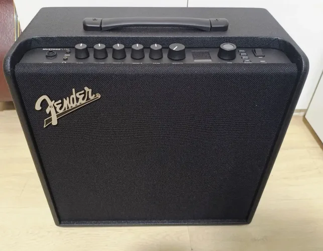 Amplificador Fender Mustang LT 50 com foot e bag.