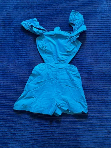 Macacão azul. Tamanho G