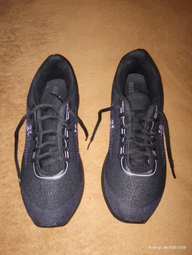 Tênis feminino preto novo por somente R$90.