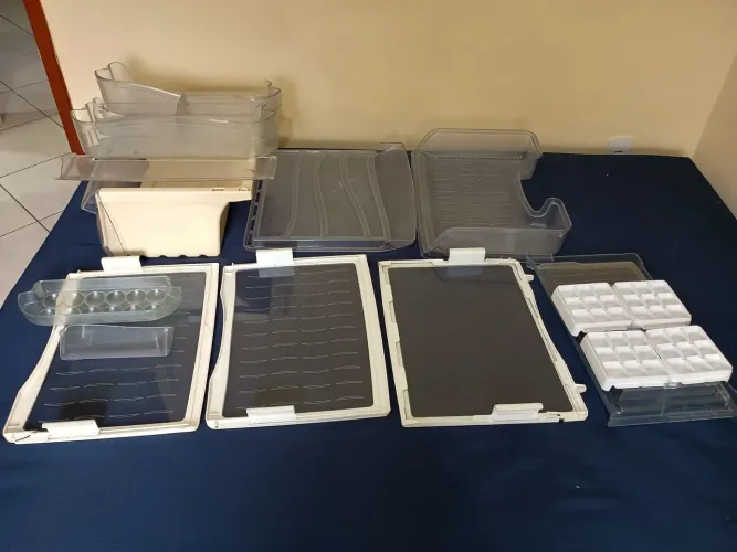 Vendo prateleiras, gavetas, utensílios completo para geladeira Consul biplex 370L.