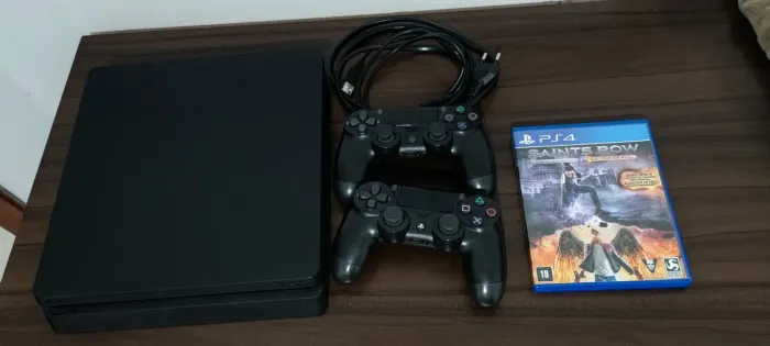 PS4 slim 1TB + 2 controles + 1 jogo