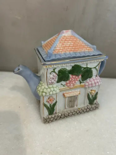 Bule casinha em porcelana