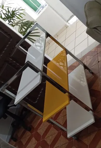 Estante em inox e MDF com laca