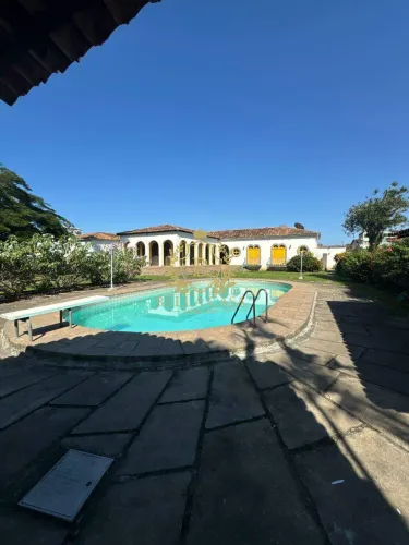 Casa com 7 quartos (sendo 5 suítes), Piscina e grande quintal Residencial/Comercial Cent