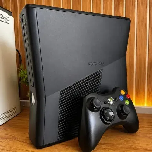 Xbox 360 slim + controle + 2 jogos originais