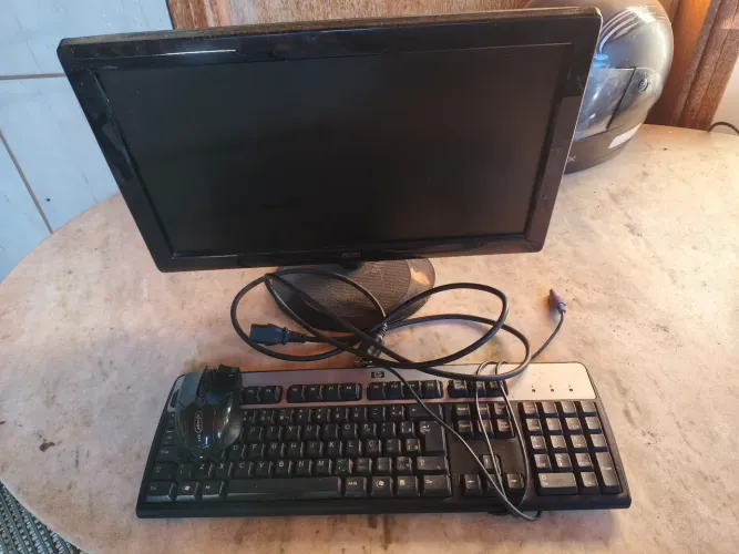 vendo monitor HD 18polegadas VGA +cabos VGA e energia + teclado e mouse sem fio
