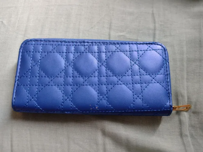 Carteira azul Bic com detalhes em dourado. 