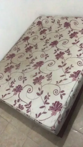 Cama de casal, Semi-nova