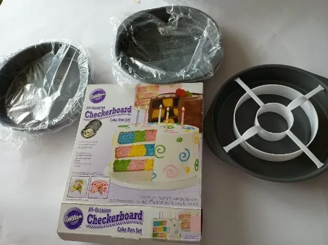 Jogo de formas para bolo xadrez/colorido Wilton - 4 pcs - 23cm - Sem uso